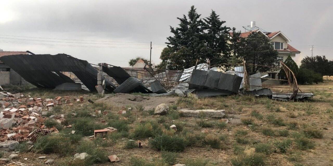 Başkentte kum fırtınası gökyüzünü karanlığa bürüdü