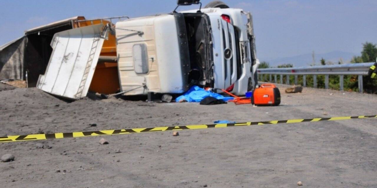 Devrilen kum yüklü tırda bir kişi hayatın kaybetti