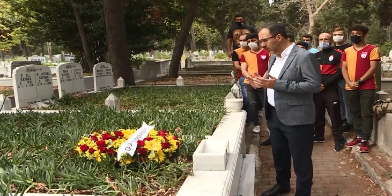 Bakan Kasapoğlu, Metin Oktay'ın kabrini ziyaret etti