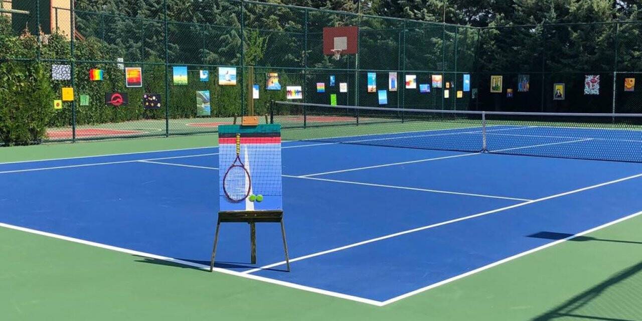 Tenis kortunda resim sergisi