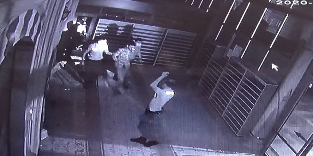 Şizofren hastası camiyi dağıttı