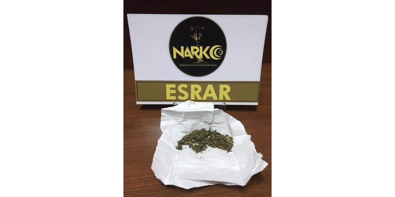 Esrarla yakalandı serbest kaldı