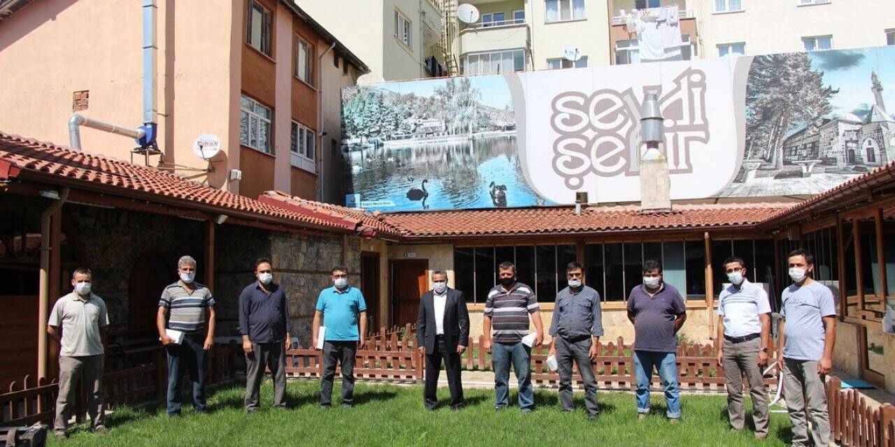Başkan Tutal'dan Hayırsever Esnaflara Teşekkür Plaketi