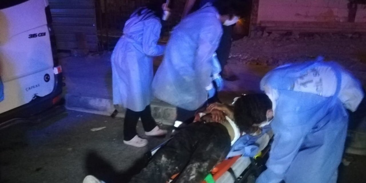 İzmir'de bıçaklı kavga! Husumetlisi tarafından ağır yaralandı