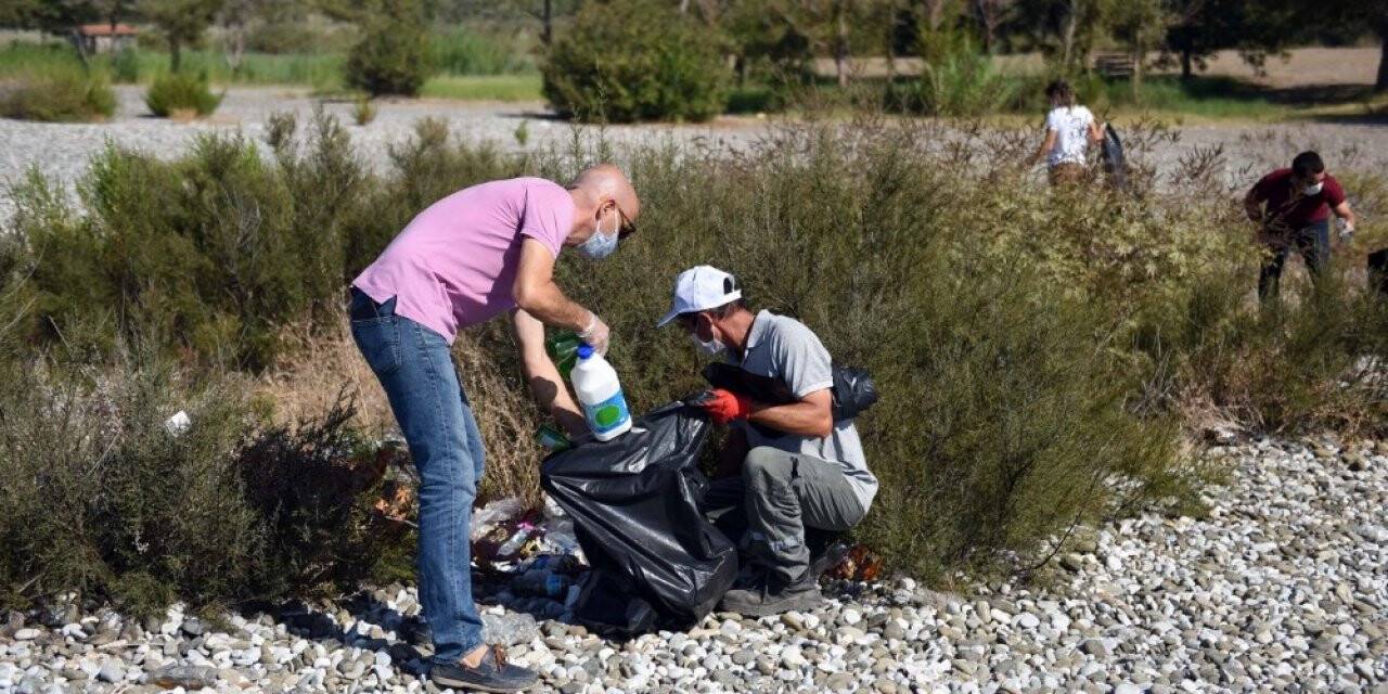 4 saatte 1 tona yakın çöp topladılar