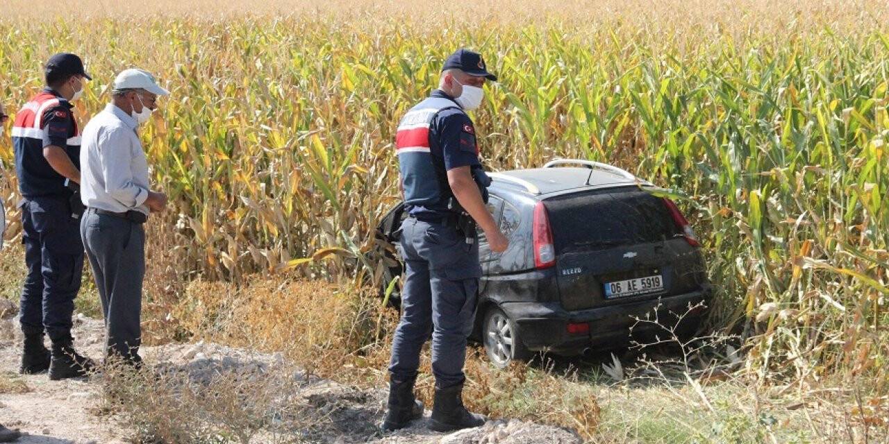 Yoldan çıkan otomobil  mısır tarlasına uçtu