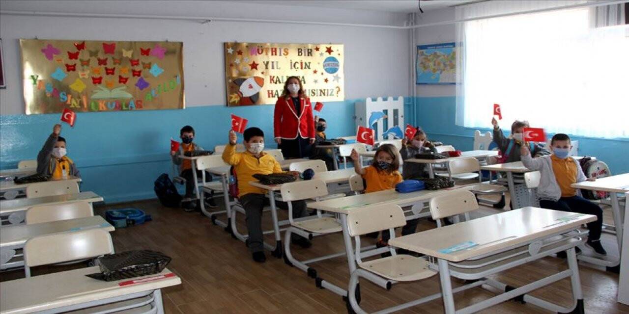 Okullarda bazı kademelerde yüz yüze eğitim başladı