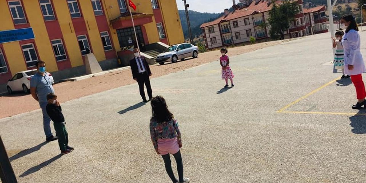 Derebucak Milli Eğitim Müdürü Akçay, okul bahçesinde öğrencileri ziyaret etti