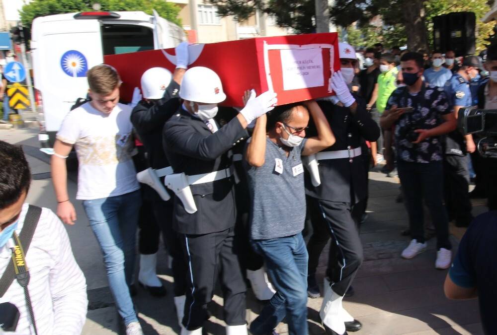 Şehit oğlunu sırtında taşıdı