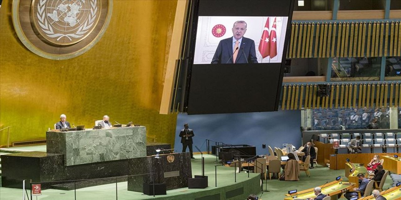 Cumhurbaşkanı Erdoğan konuşurken gerçekleri duymamak için salonu böyle terk etti! (TIKLA&İZLE)