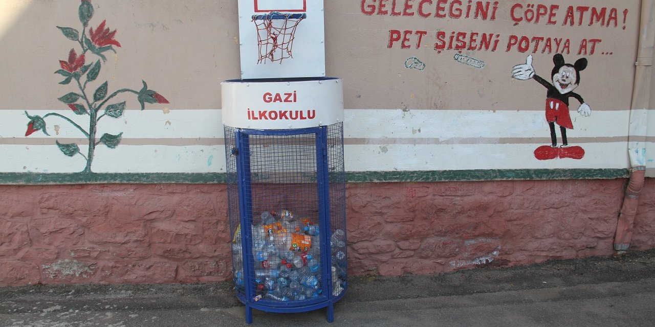 Konya'da öğrenciler pet şişeleri geri dönüşüm potasına smaçlıyor