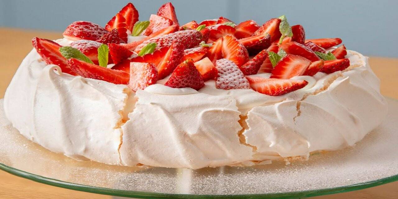 Merak edilen Pavlova tatlısı nasıl yapılıyor? Hangi malzemeler kullanılıyor?