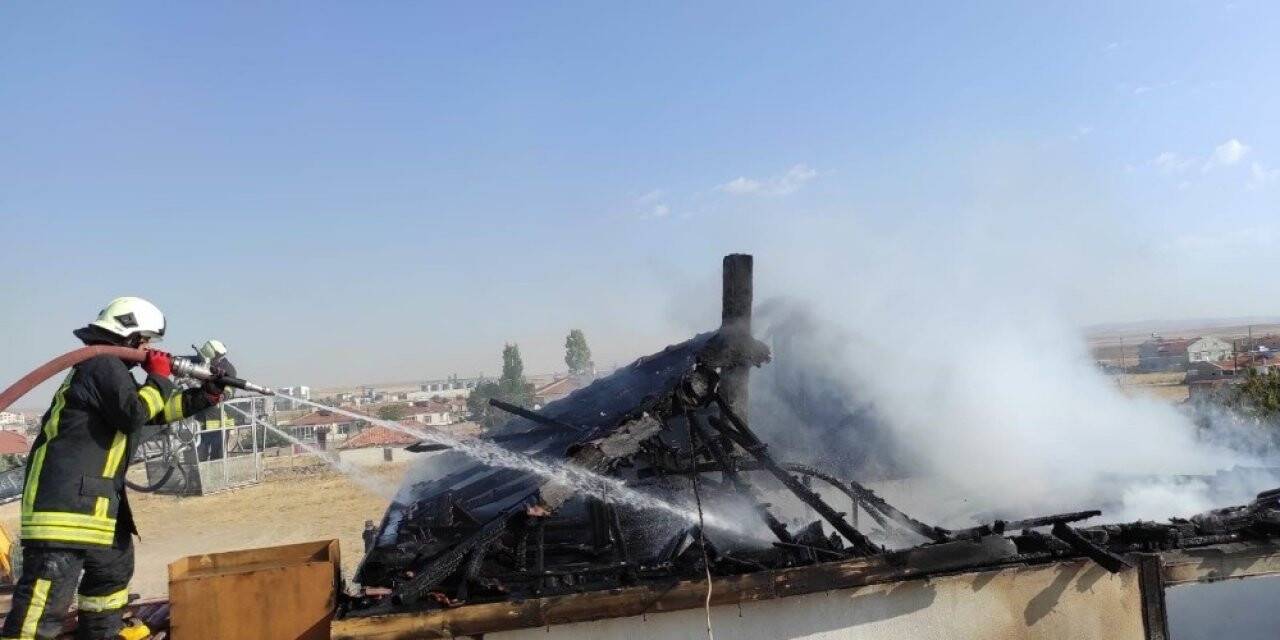 Müstakil ev çıkan yangında kullanılamaz hale geldi