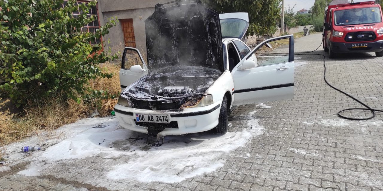 Konya'da seyir halindeki otomobil dumanların ardından yandı