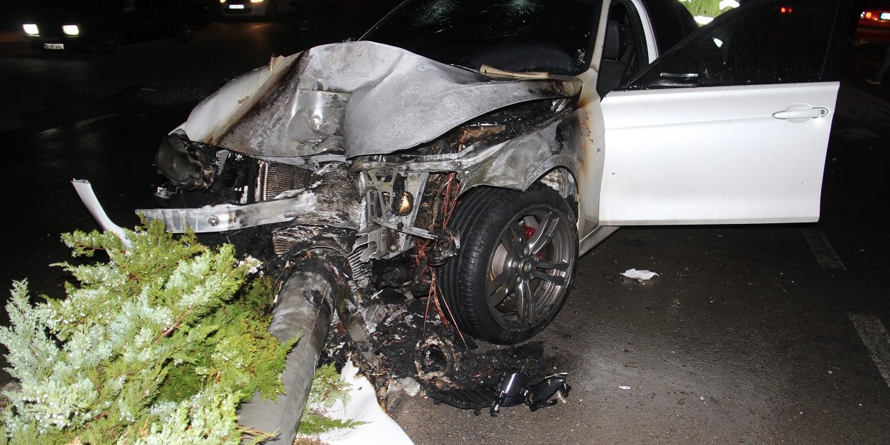 Konya'da trafik kazası! Aydınlatma direğine çarpan otomobil alev aldı
