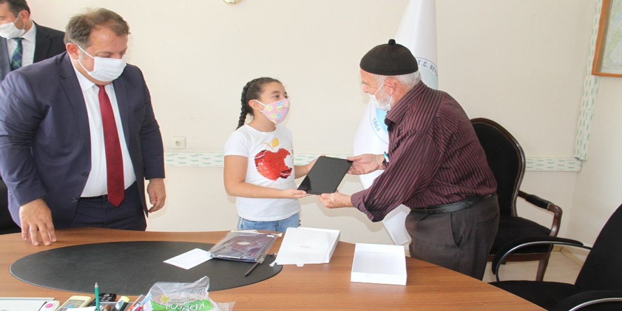 Konya'daki hayırsever emekli maaşını tablet için bağışladı