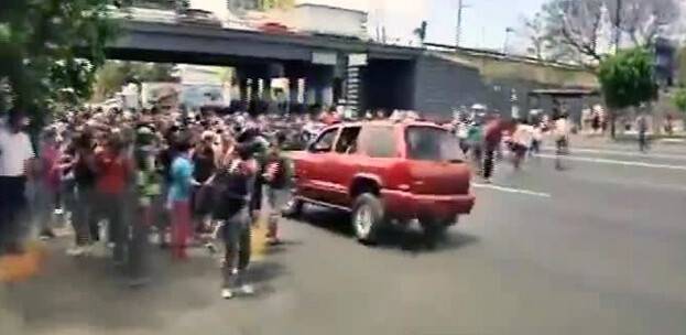 Yolu kapatan göstericileri böyle ezip geçti