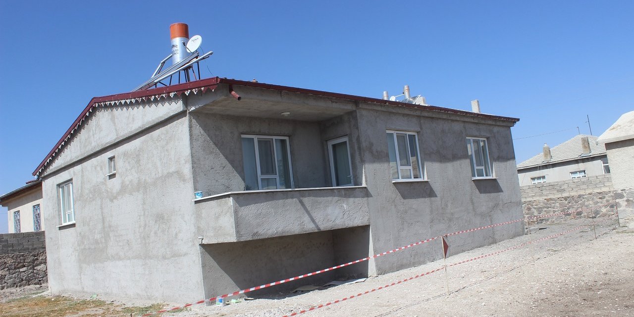 Konya'da obruk riskine karşı bir ev tahliye edildi! Evin temel kısmında çatlaklar meydana geldi