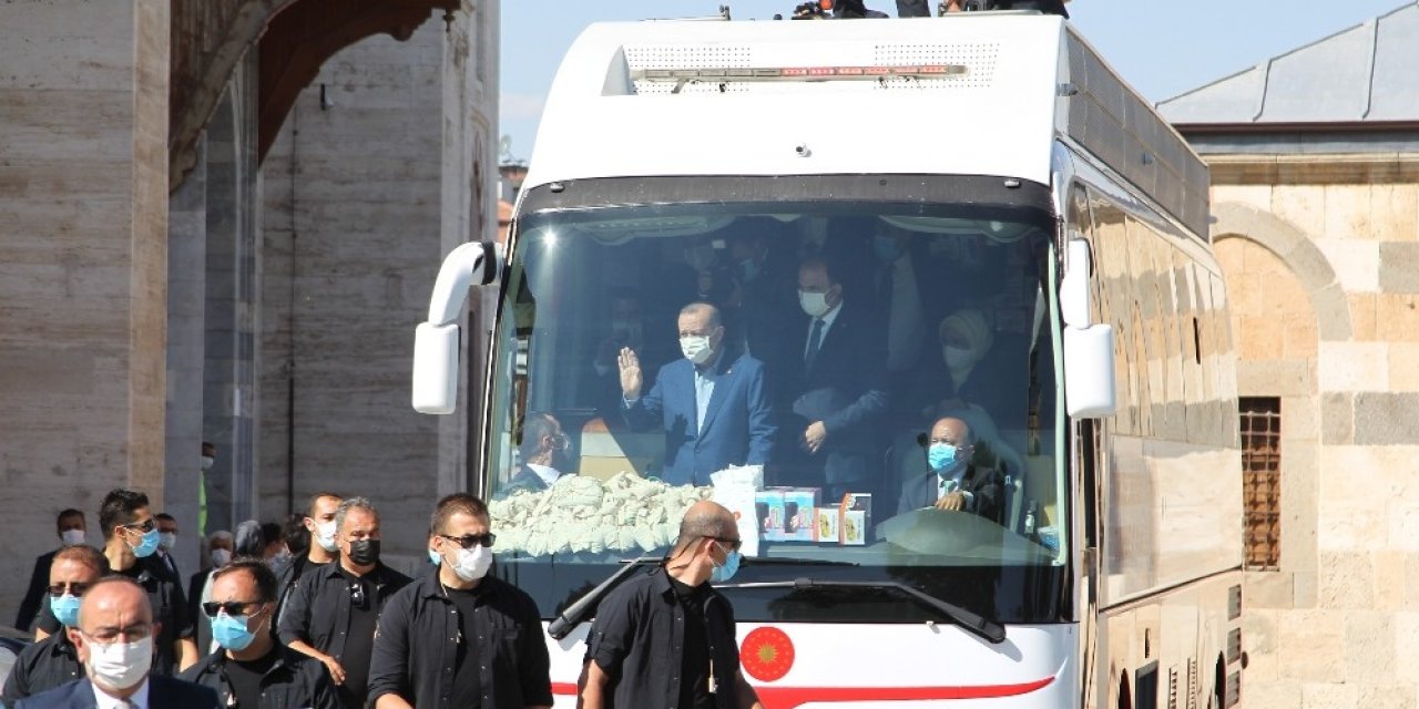 Cumhurbaşkanı Erdoğan, Cuma namazını Konya'da kıldı (VİDEO)
