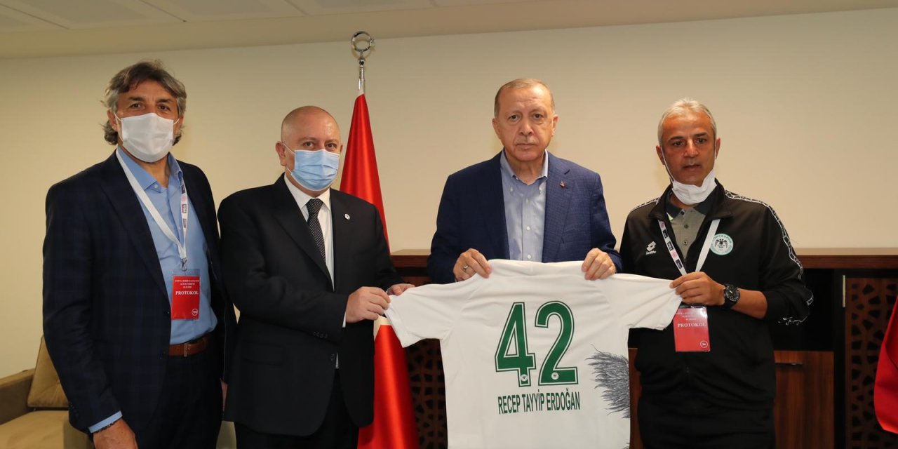 Cumhurbaşkanı Erdoğan'a Konyaspor forması
