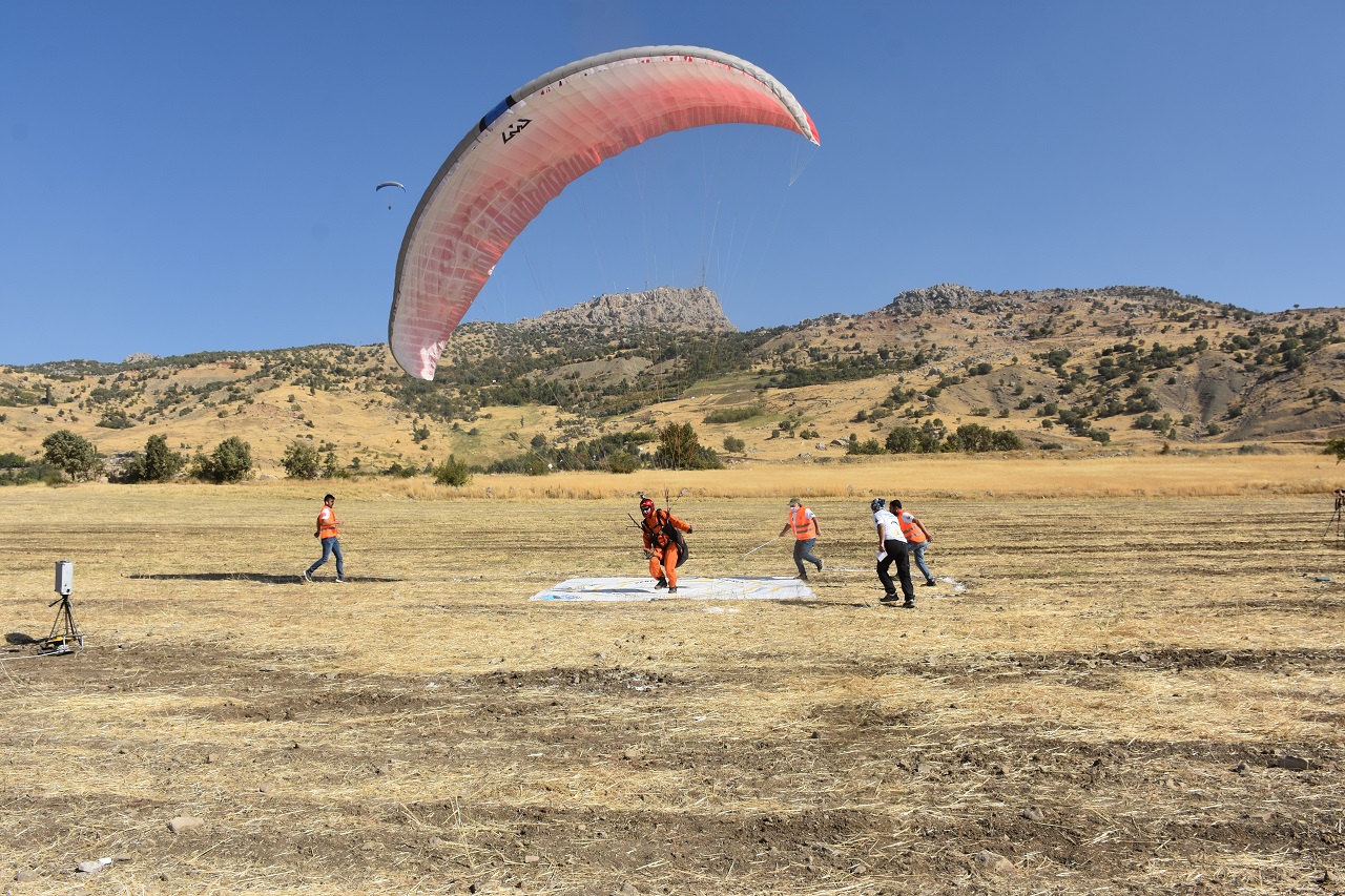 Terörden arındırılan bölgede 'Türkiye Yamaç Paraşütü Hedef Şampiyonası'