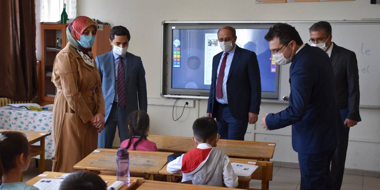 Konya'da öğrencilere maske ve kolonya hediye edildi