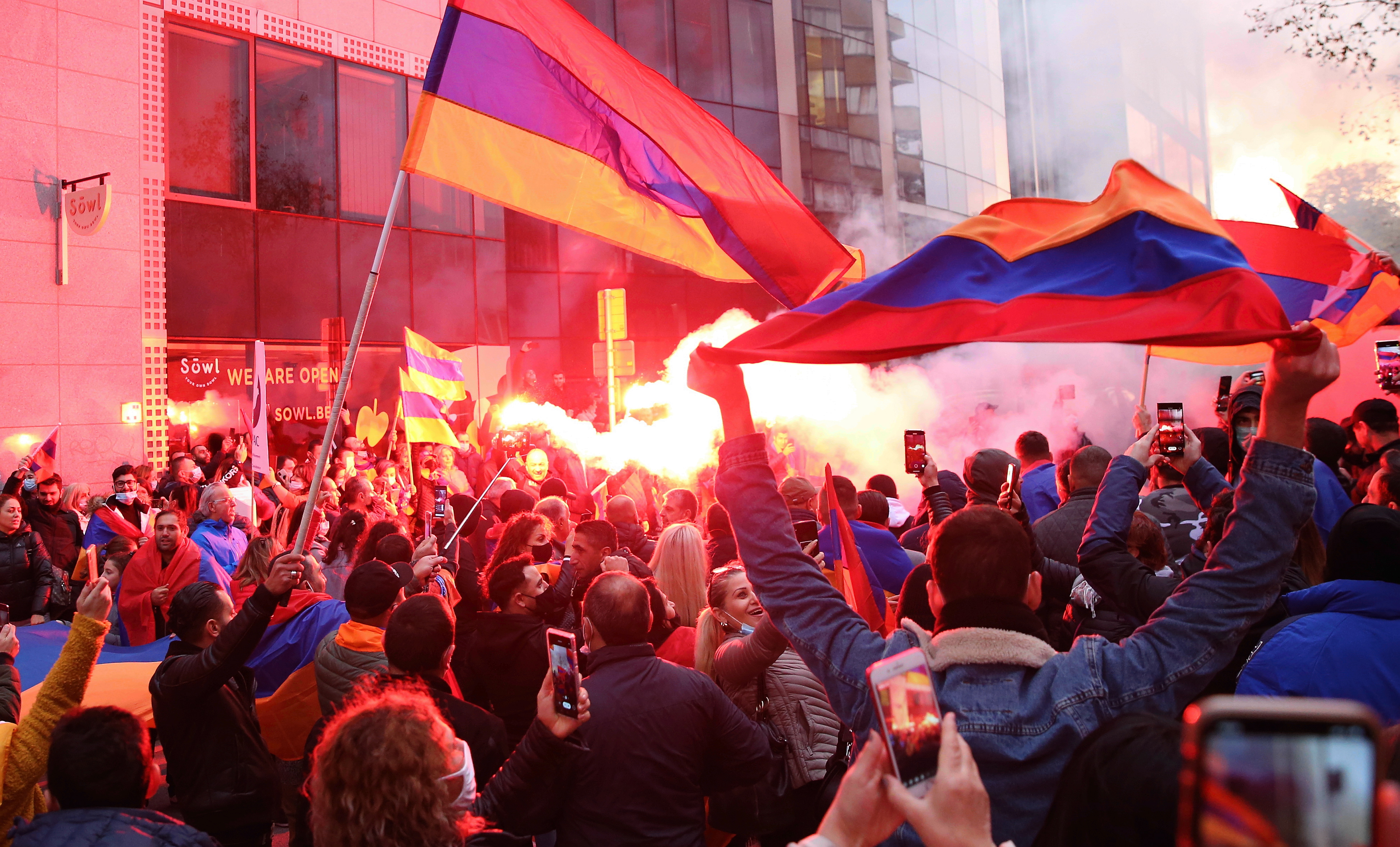AB kurumları önünde  gösteri yapan Ermenilere polis müdahale etti