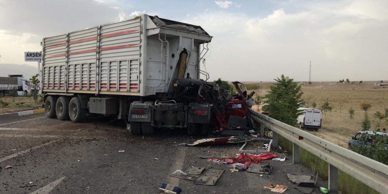 Konya'da feci kaza! 2 tır çarpıştı:1 ölü 1 yaralı
