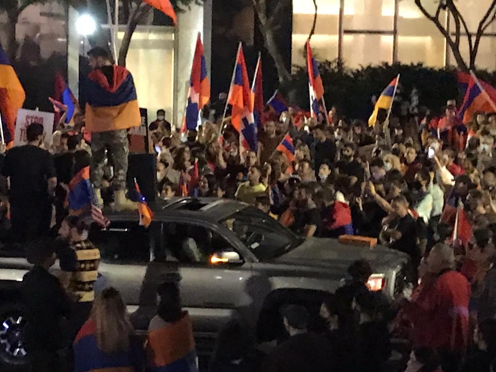 Ermeni göstericiler Los Angeles’da yolu kesip gösteri yaptılar