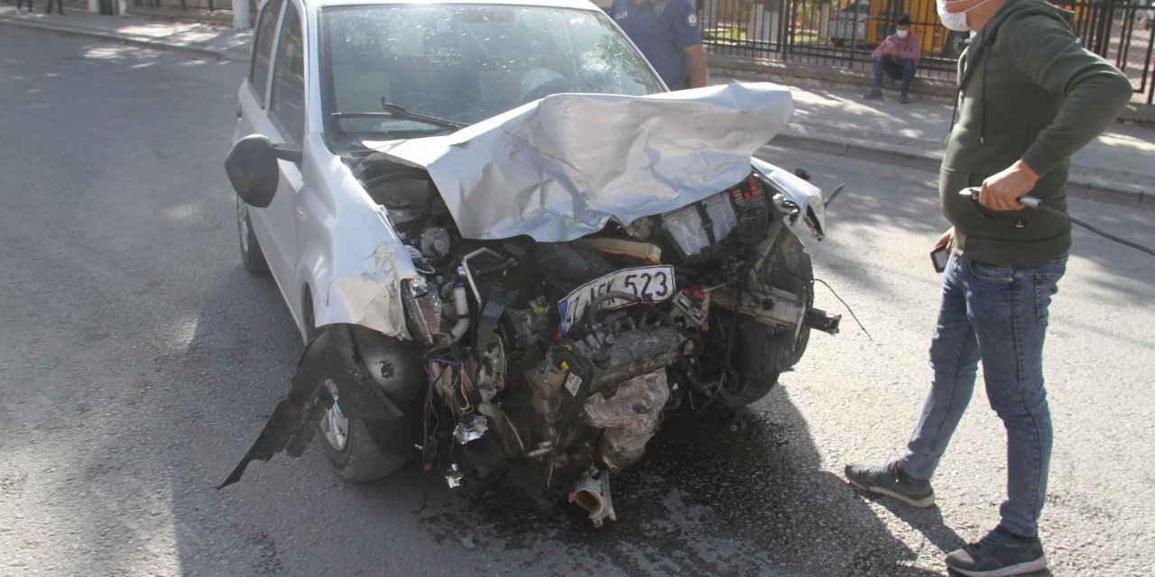 Konya'da kaza! İki otomobil çarpıştı: 3 yaralı