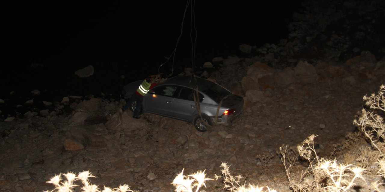 Konya'da kaza! Otomobil uçurumdan kayalıklara düştü