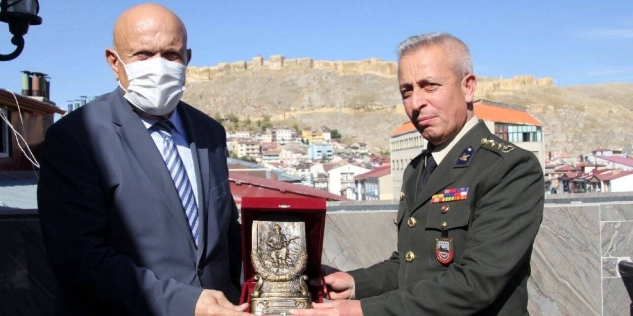 Tayini Konya'ya çıkan Bayburt İl Garnizon Komutanı Diker’e veda yemeği
