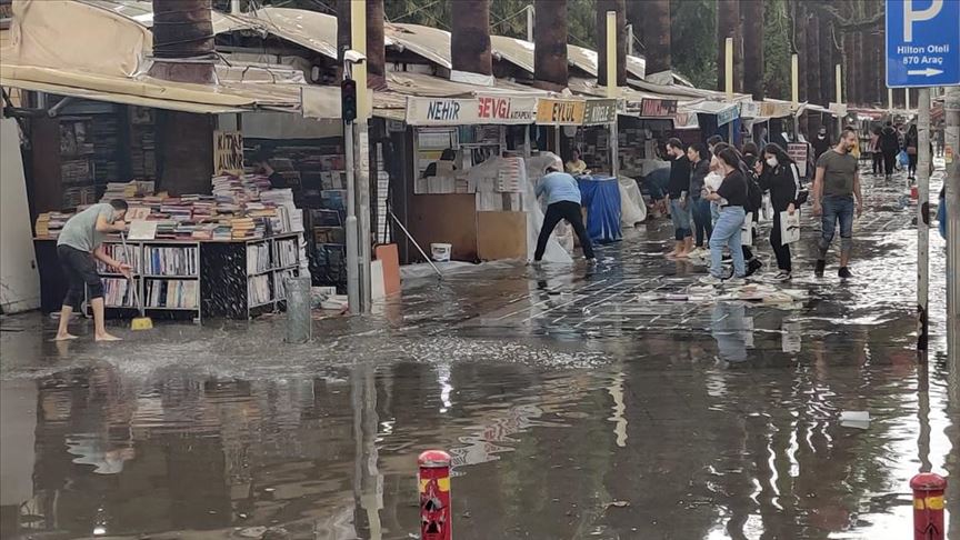 İzmir'de sağanak yağış , iş yerlerini su bastı