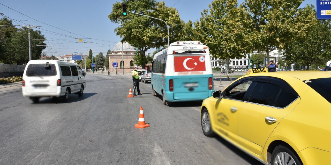 Konya'da minibüsten kaç kişi çıktı? Polis tek tek saydı! (TIKLA&İZLE)