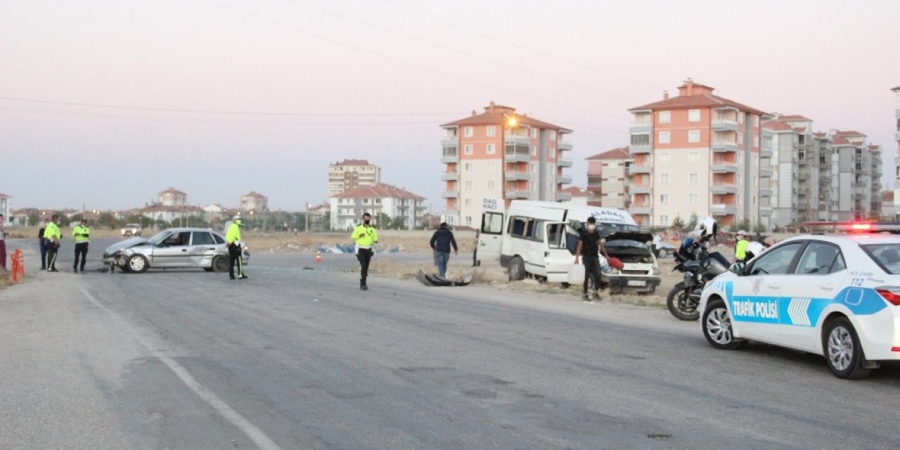 Bozkırlı  tarım işçilerini taşıyan minibüs kaza yaptı: 13 yaralı