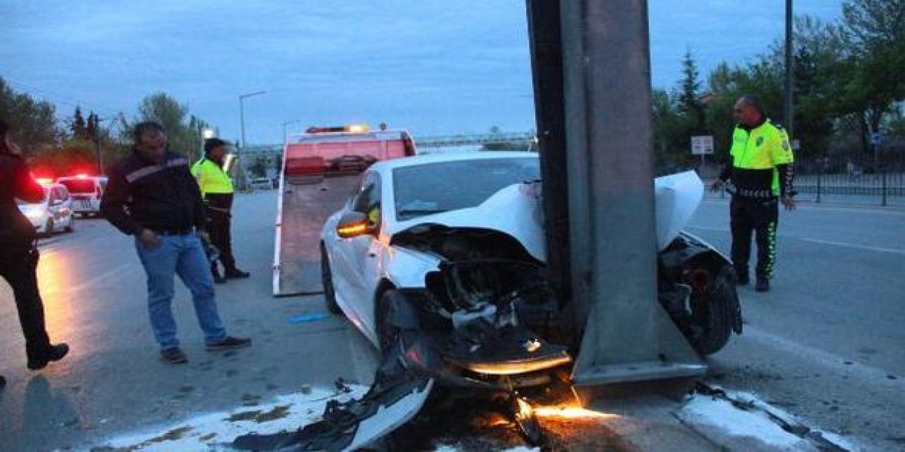 Konya'da direğe çarpan otomobilin sürücüsü hayatını kaybetti