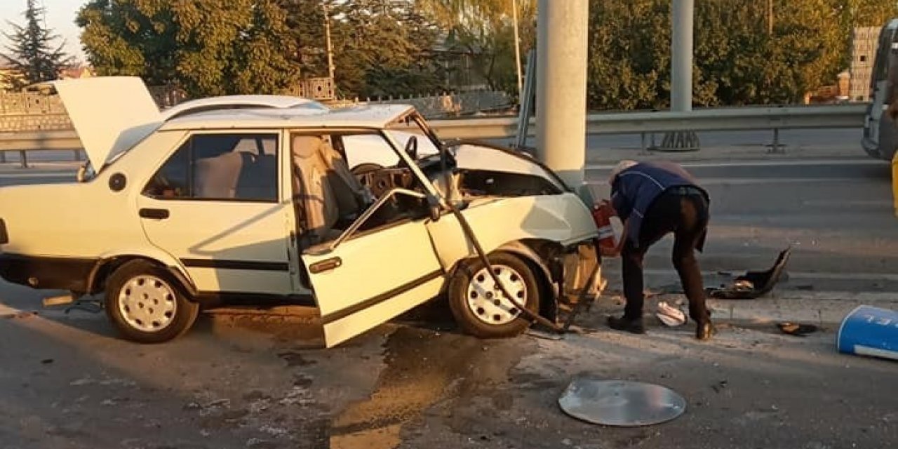 Konya'da  feci kaza! Yön levhası direğine çarpan otomobilin sürücüsü öldü