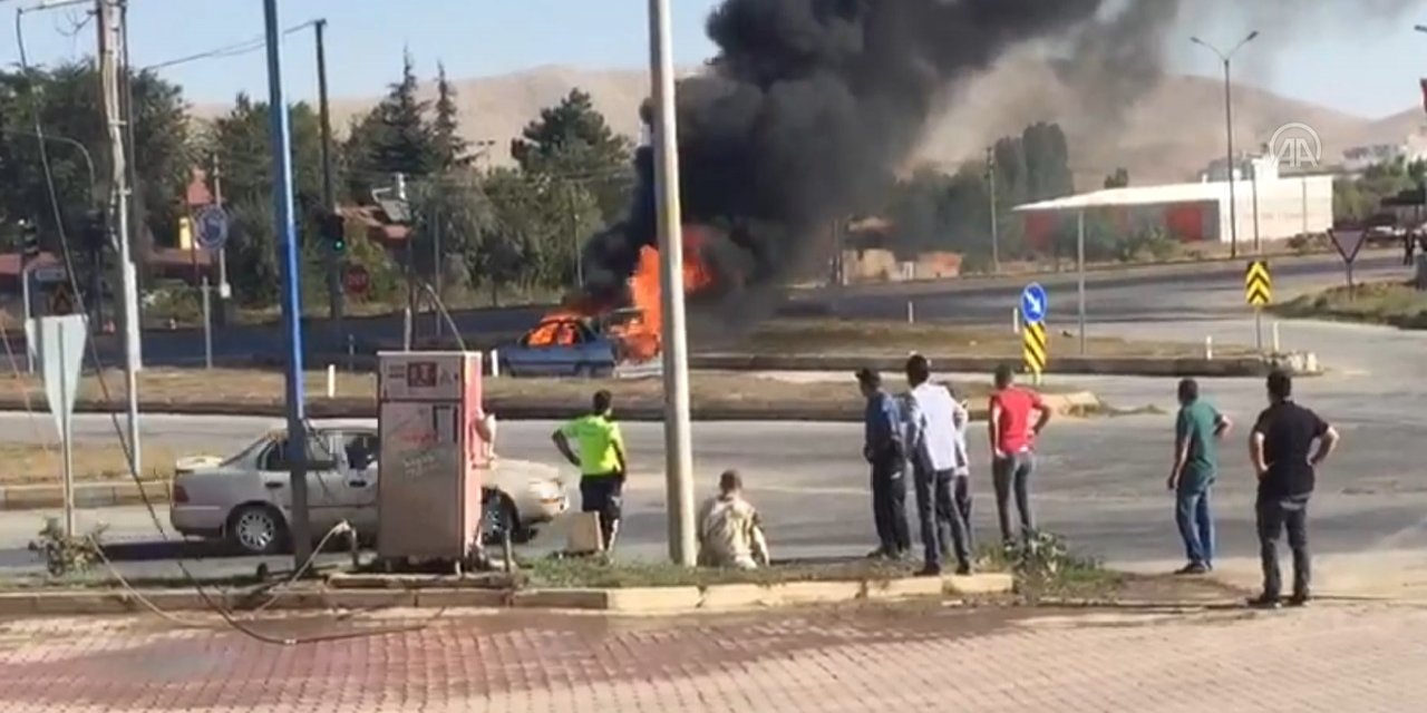 Konya’da sürücü çakmağı çaktı, otomobil alev topuna döndü