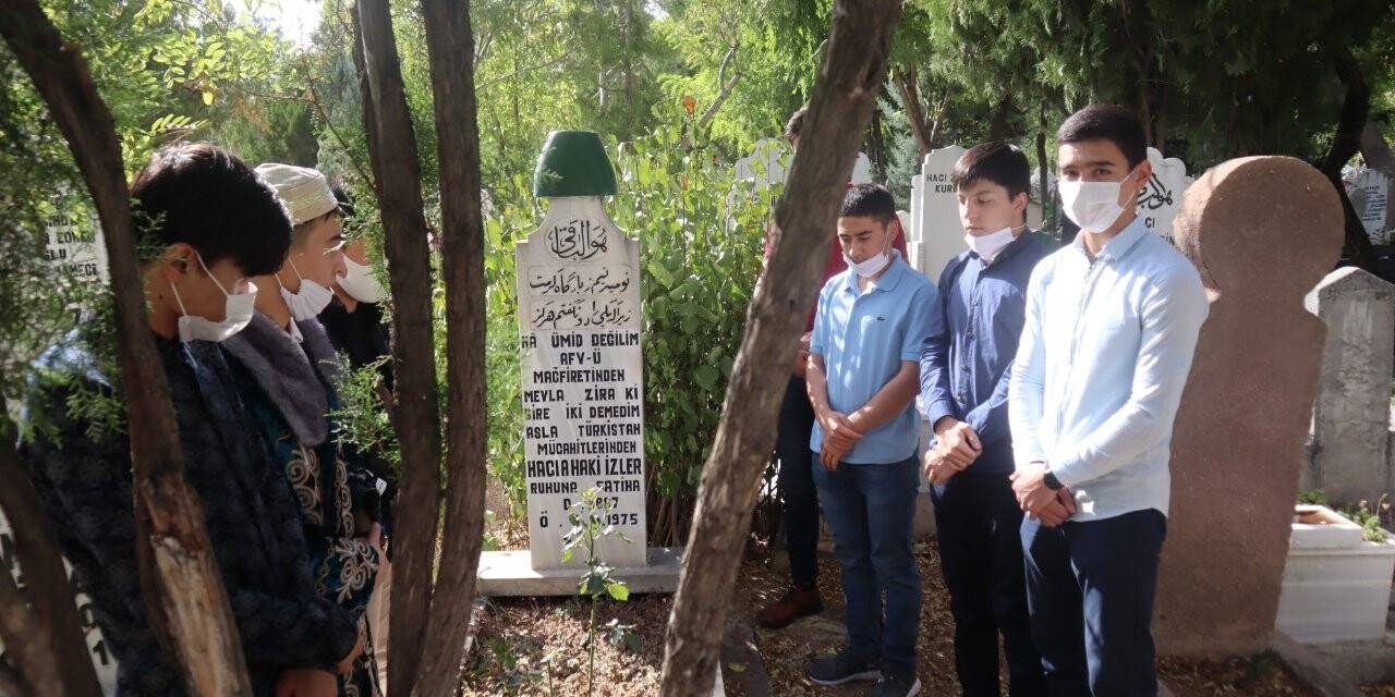 Türkistanlı Torunlardan Ahmet Hâki Efendi’ye Vefa
