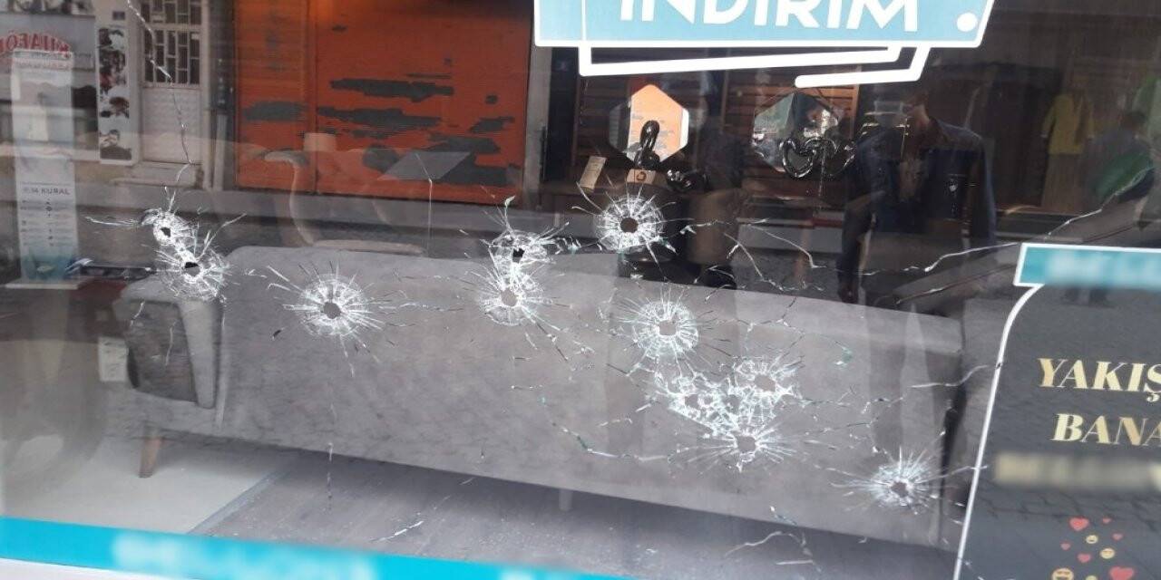 Konya'da mobilya mağazasına silahlı saldırı! 11 el kurşun sıkıldı