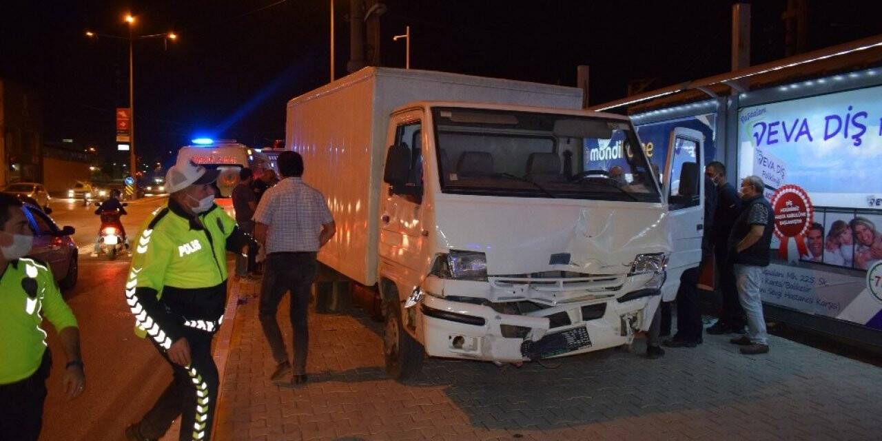 Kamyonet ile otomobil çarpıştı: 5 yaralı