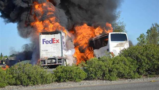 ABD'de nakliye aracı, otobüse çarptı: Dokuz ölü