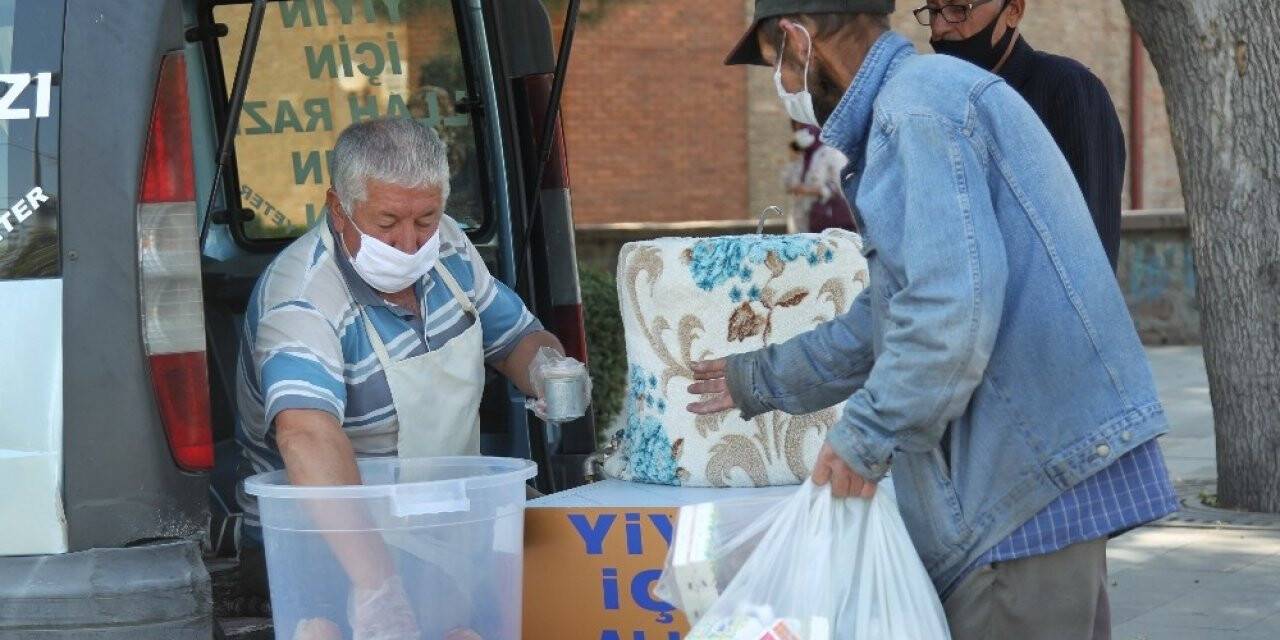 Konya’nın ’çorbacı dayısı’ 3 yıldır hayır dağıtıyor