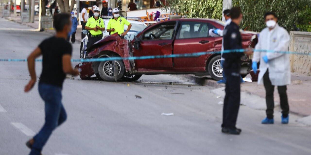 Konya'da feci kaza! Otomobil kaldırımda yürüyen aileye çarptı: 5 yaşındaki çocuk ve babası öldü