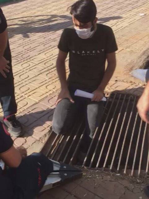 Ayağı mazgala sıkışan genci itfaiye kurtardı