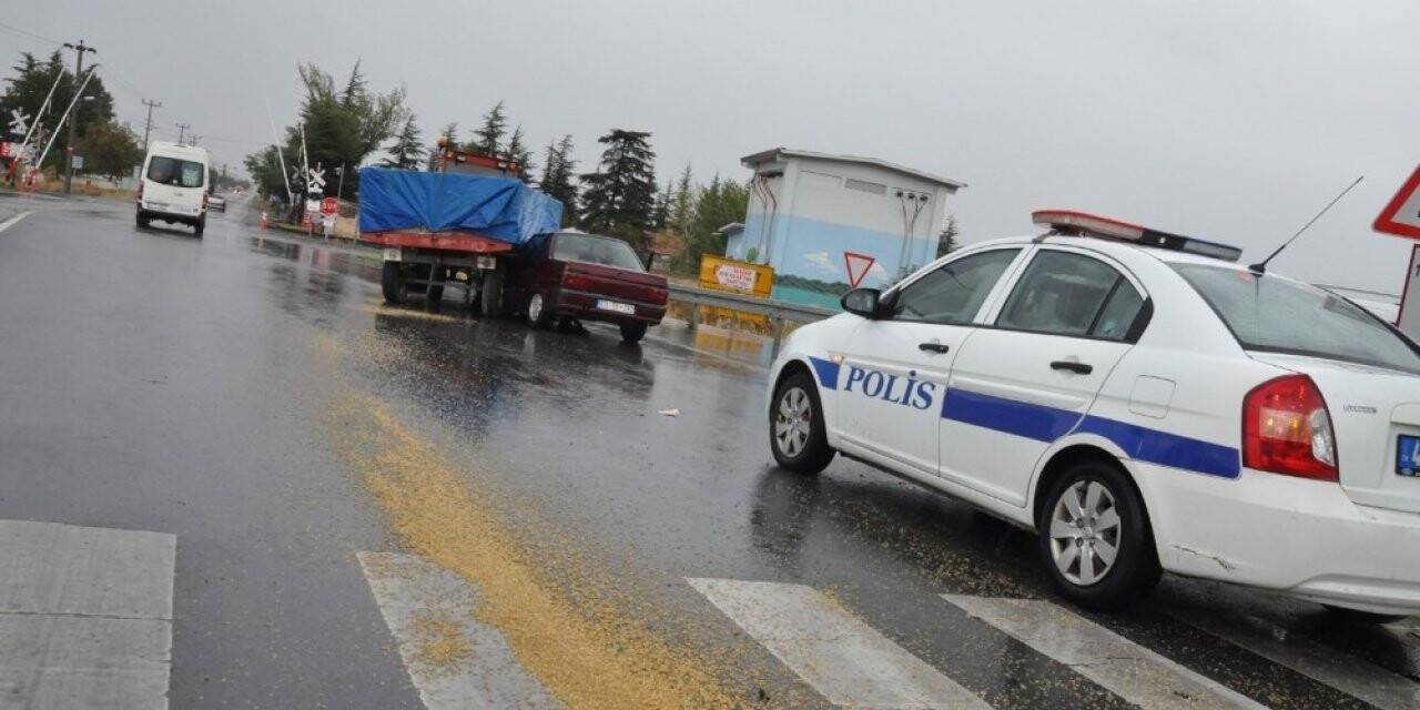 Konya’da traktör ile otomobil çarpıştı! Otomobil 25 metre sürüklendi