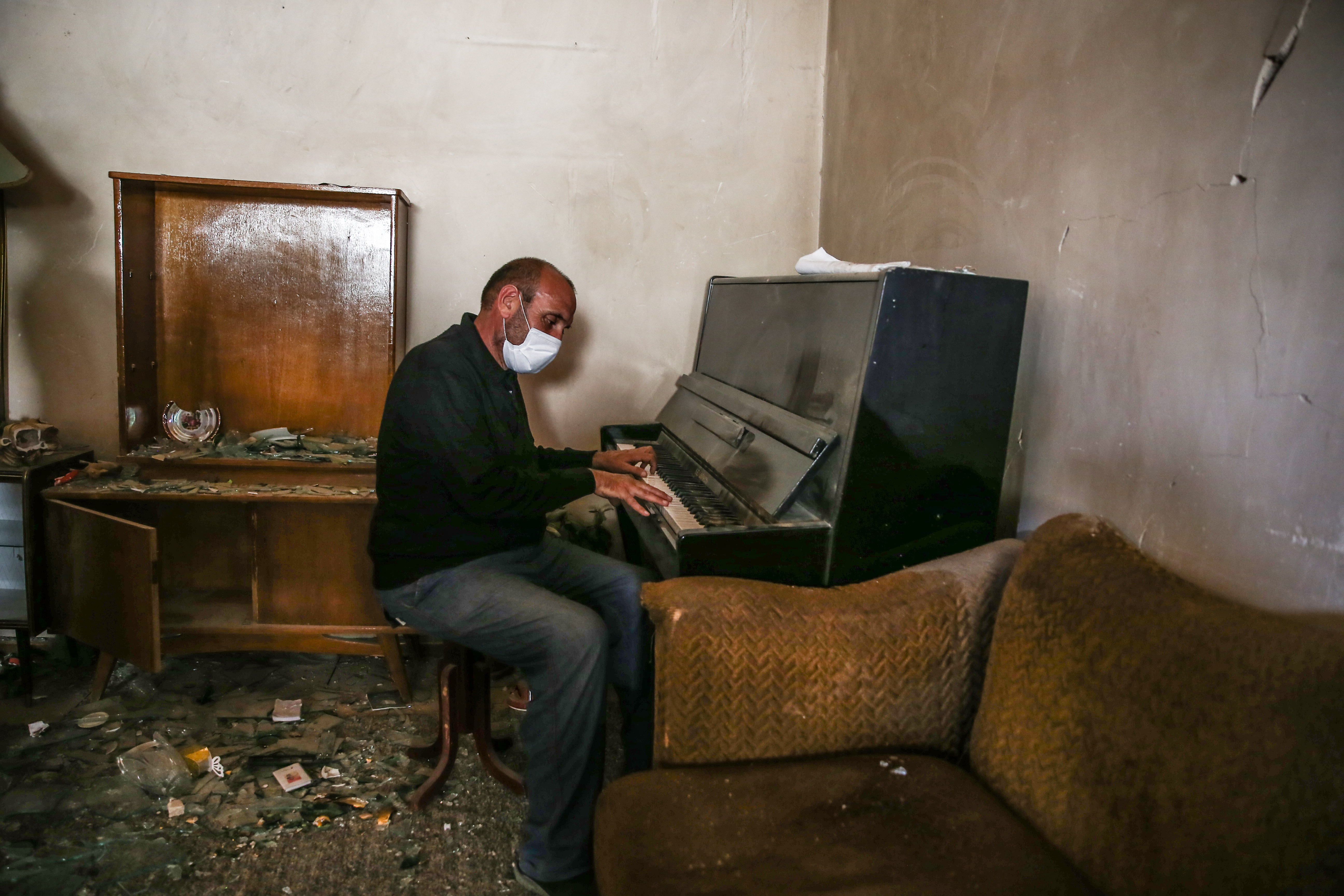 Azerbaycanlı adam yıkılan evinde piyano çaldı