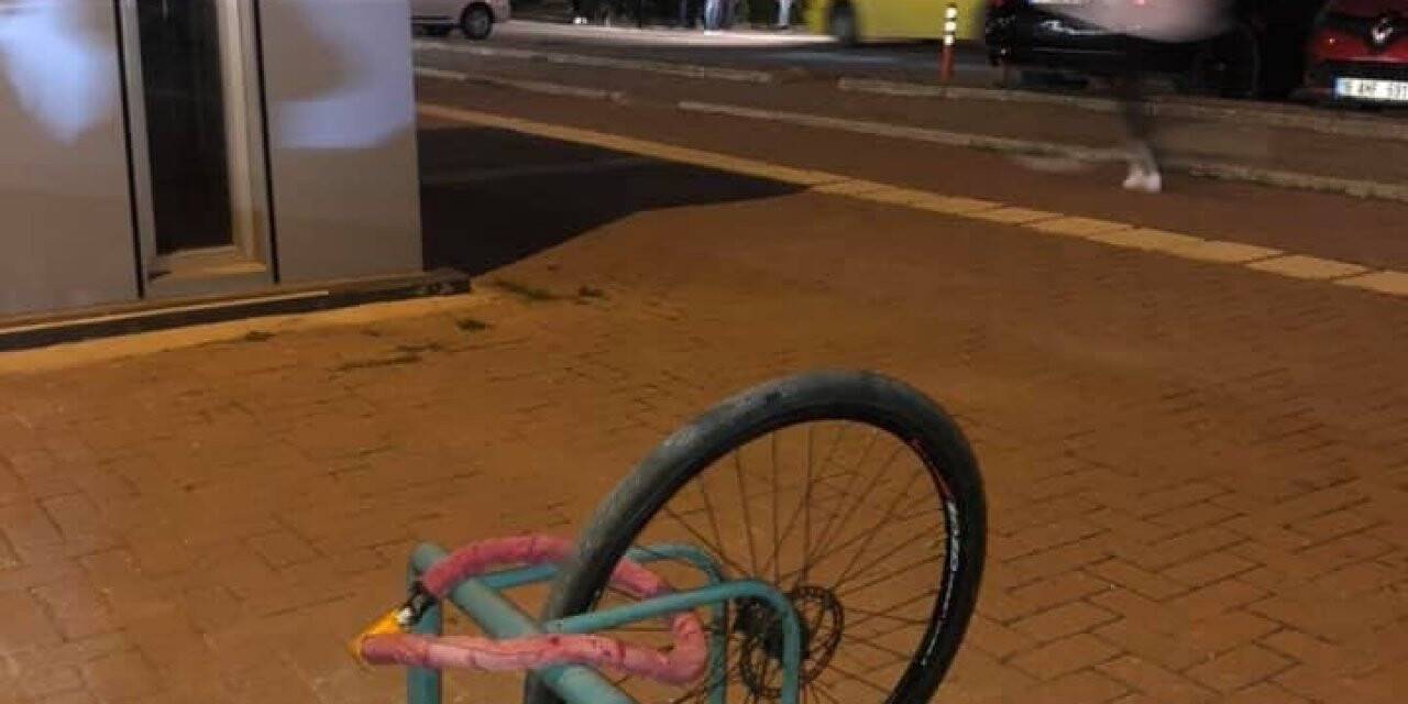 Kilidini kıramadıkları bisikletten geriye sadece tekeri kaldı