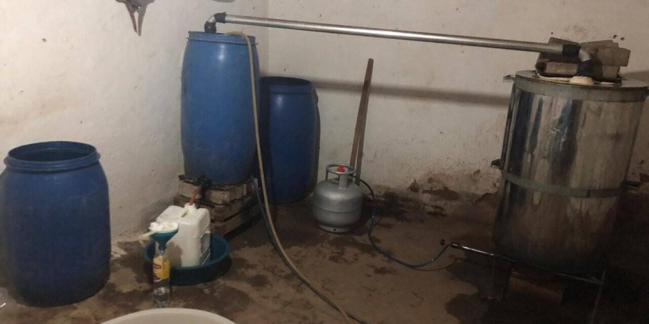 Anason kokusu gelen evden 190 litre sahte rakı çıktı