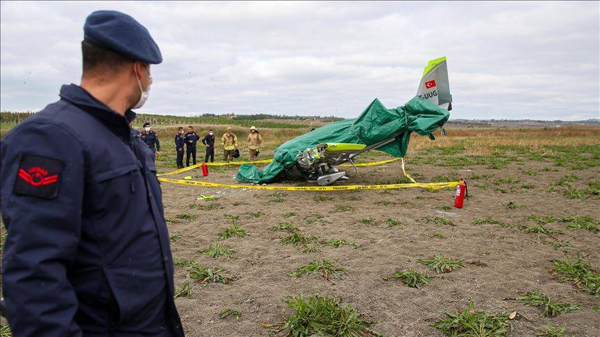 Boş araziye düşen eğitim uçağının pilotu hayatını kaybetti